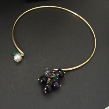 Bakrena ogrlica s privjeskom u obliku grozda i glaziranim perlama, u stilu Srednje Antike