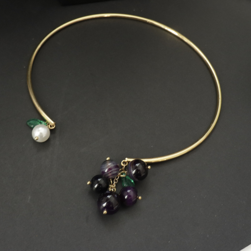 Bakrena ogrlica s privjeskom u obliku grozda i glaziranim perlama, u stilu Srednje Antike