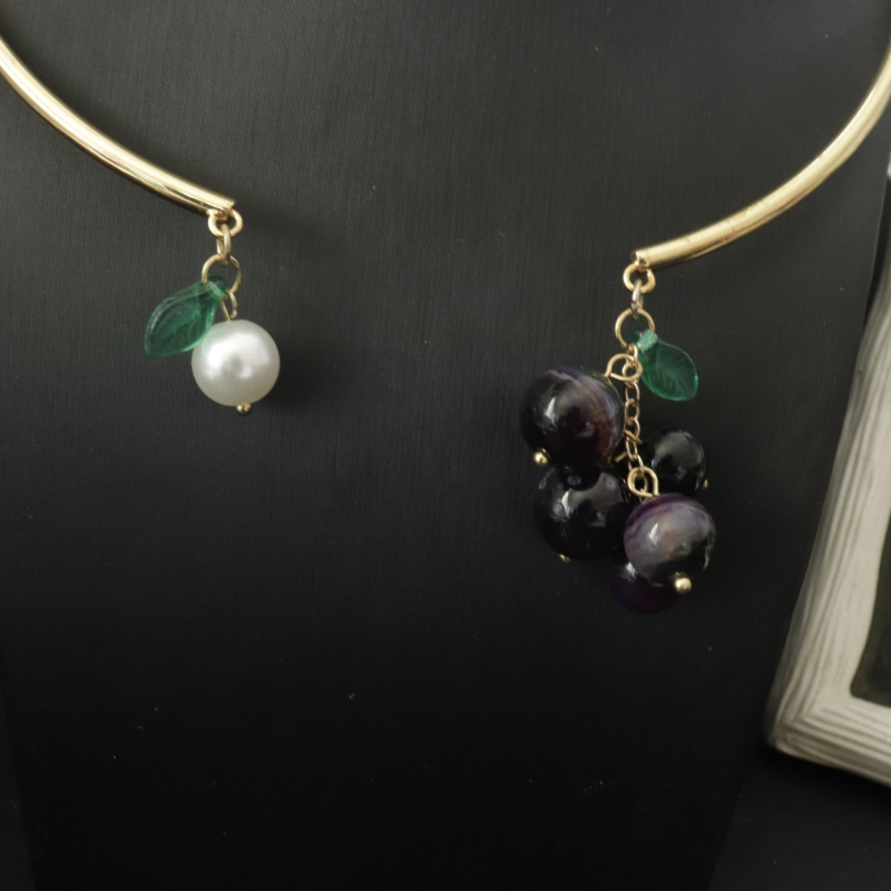 Bakrena ogrlica s privjeskom u obliku grozda i glaziranim perlama, u stilu Srednje Antike