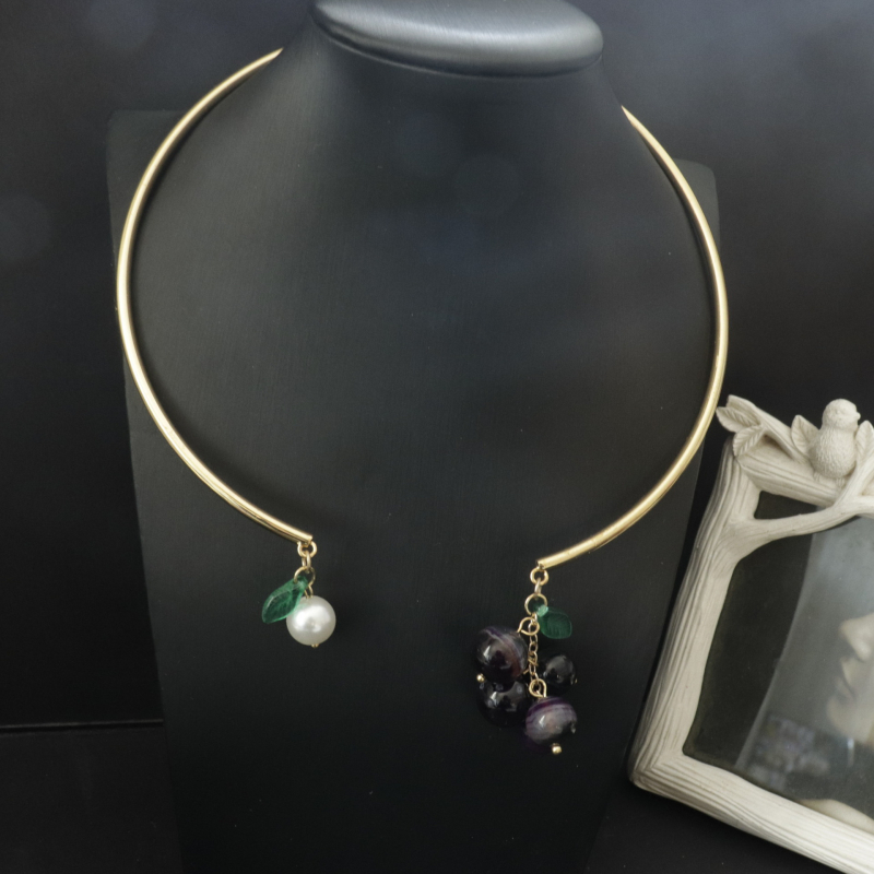 Bakrena ogrlica s privjeskom u obliku grozda i glaziranim perlama, u stilu Srednje Antike