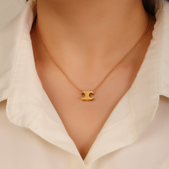 Arc De Triomphe nyaklánc — geometriai medál titánium acélból, sík lánccal, elektroplátolt