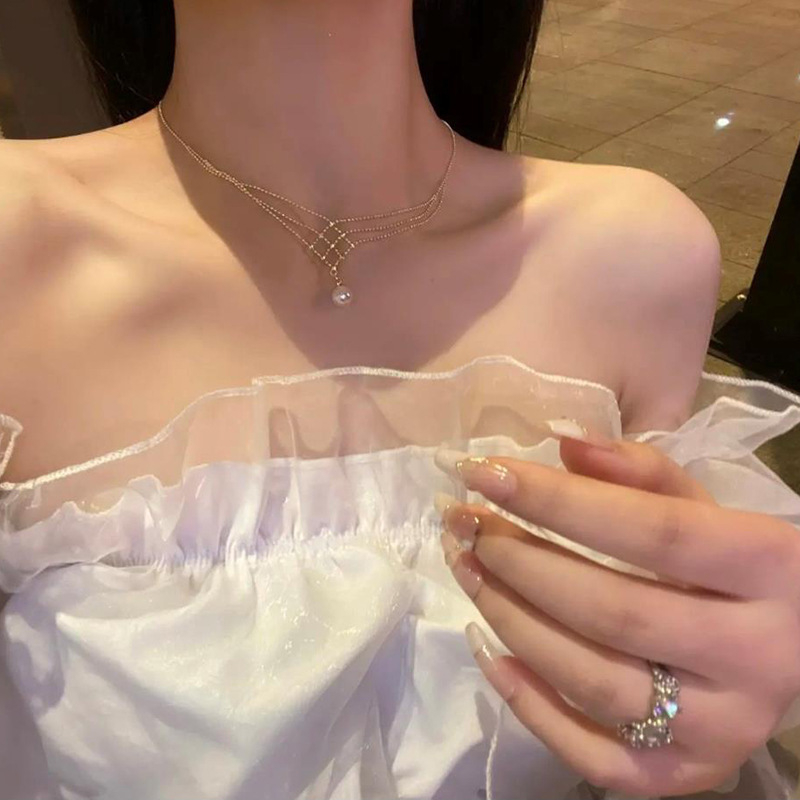 Ogrlica s kapkovitim privjeskom od legure, umjetna perla, obradom elektrolizom, influencer stil