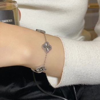 Brățară din oțel de titan lustruit, cu trifoi cu patru foi, pentru femei – design geometric, stil proaspăt și dulce