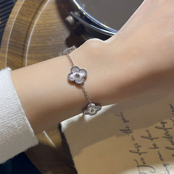 Brățară din oțel de titan lustruit, cu trifoi cu patru foi, pentru femei – design geometric, stil proaspăt și dulce