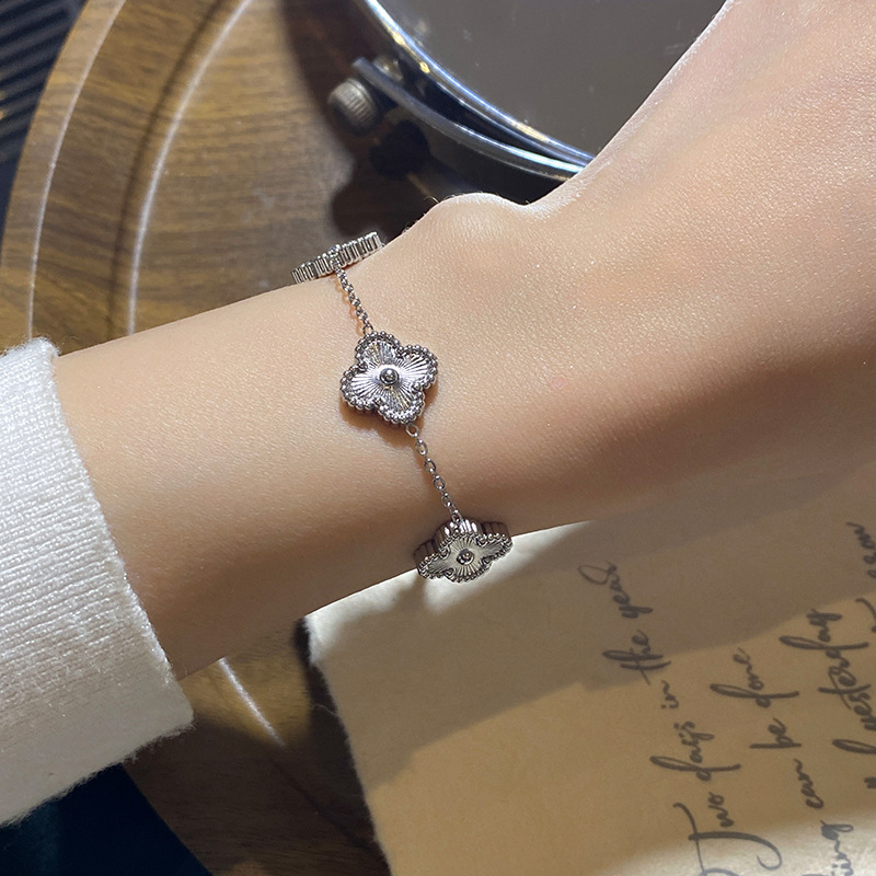 Brățară din oțel de titan lustruit, cu trifoi cu patru foi, pentru femei – design geometric, stil proaspăt și dulce