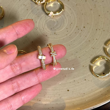 Prsten s bijelom školjkom i mikro pavé cirkonima, francuski stil, sofisticiran dizajn