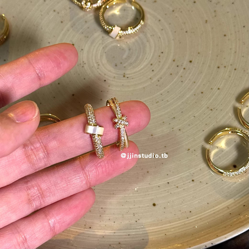 Prsten s bijelom školjkom i mikro pavé cirkonima, francuski stil, sofisticiran dizajn