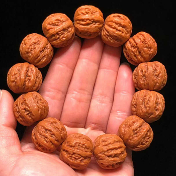 Ръчни мъниста от орехово дърво — модерен минималистичен стил; код Al102391 • Материал: орехово дърво • Категория: ръчни мъниста • Стил: модерен минимализъм