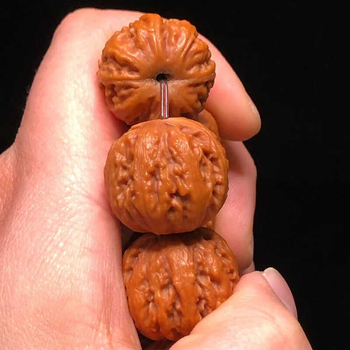 Ръчни мъниста от орехово дърво — модерен минималистичен стил; код Al102391 • Материал: орехово дърво • Категория: ръчни мъниста • Стил: модерен минимализъм