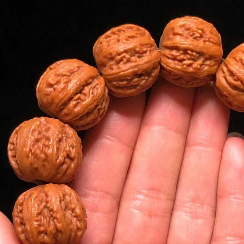 Ръчни мъниста от орехово дърво — модерен минималистичен стил; код Al102391 • Материал: орехово дърво • Категория: ръчни мъниста • Стил: модерен минимализъм