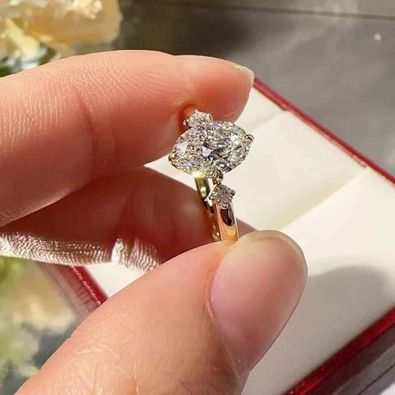 Prsten s moissanitom, 2 karata, ovalnog oblika, od srebra 925, za žene