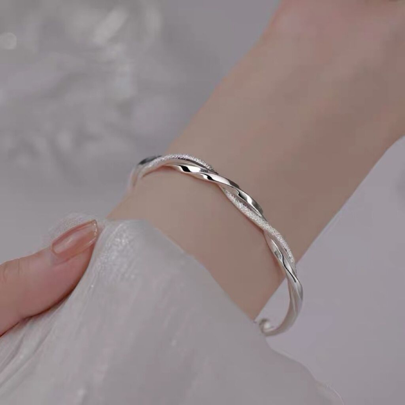 Ženski Möbius narukvica, moderan stil, nišni dizajn, vrhunska kvaliteta, minimalistička i profinjena, push-pull zatvarač