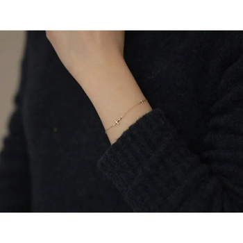 Brățară din argint 925 placată cu aur 14K, cu un mini-cruciu pentru femei – subțire, geometric, bijuterii de mână