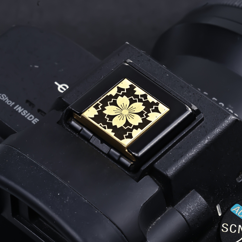 Capac pentru bliț pentru camere Sony Alpha, gravură din alamă, model R-E, accesoriu pentru butonul de declanșare