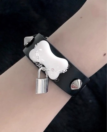 Rokassprādze ar suņa kaula motīvu, oriģināls subkultūras dizains, unisex, materiāls Cortex, vasaras 2021 izlaišana