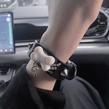 Rokassprādze ar suņa kaula motīvu, oriģināls subkultūras dizains, unisex, materiāls Cortex, vasaras 2021 izlaišana