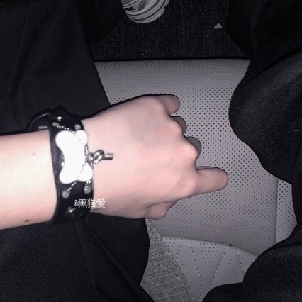 Rokassprādze ar suņa kaula motīvu, oriģināls subkultūras dizains, unisex, materiāls Cortex, vasaras 2021 izlaišana