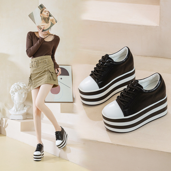 Teniși albi cu vârful rotund, stil coreean, stil nou primăvara 2025, pantofi la modă cu platformă și toc plat ascuns, eleganți, casual și versatili