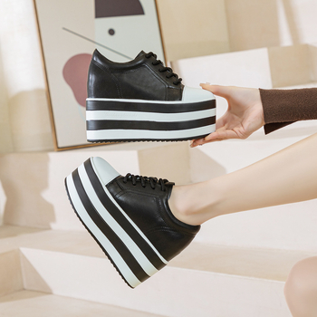 Teniși albi cu vârful rotund, stil coreean, stil nou primăvara 2025, pantofi la modă cu platformă și toc plat ascuns, eleganți, casual și versatili