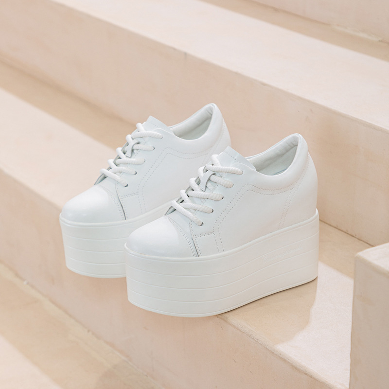 Teniși albi cu vârful rotund, stil coreean, stil nou primăvara 2025, pantofi la modă cu platformă și toc plat ascuns, eleganți, casual și versatili