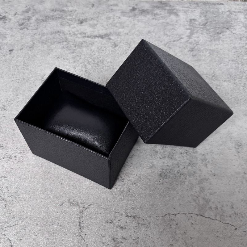 Logó nélküli óra doboz, műbőr (Importálás: Nincs; Márka: Egyéb; 2025 tavasza)