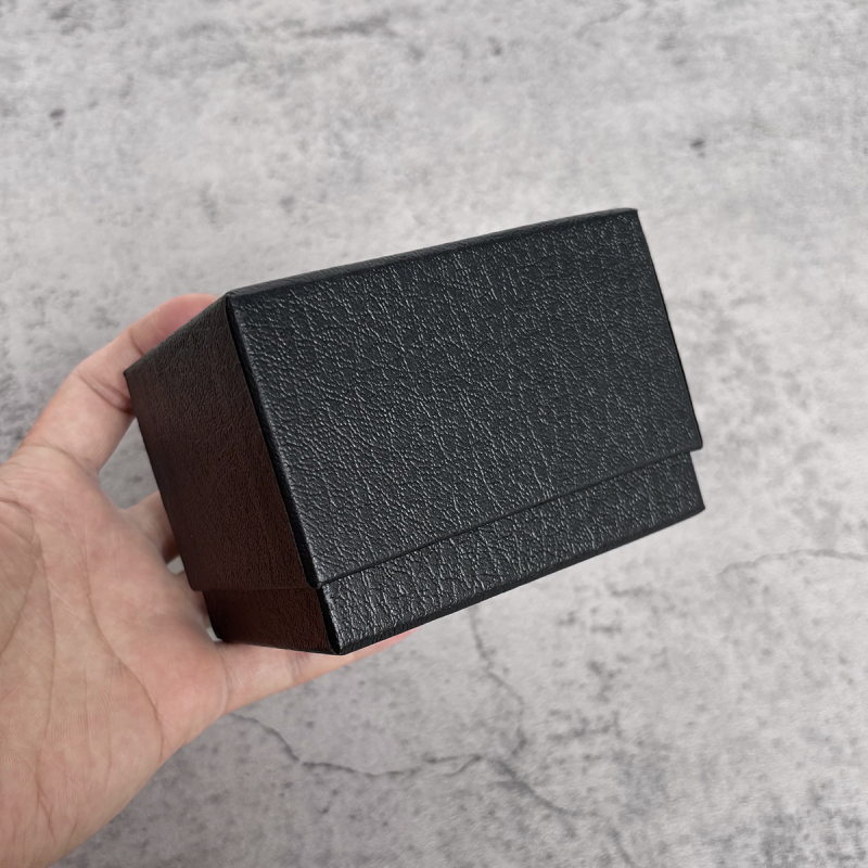 Logó nélküli óra doboz, műbőr (Importálás: Nincs; Márka: Egyéb; 2025 tavasza)