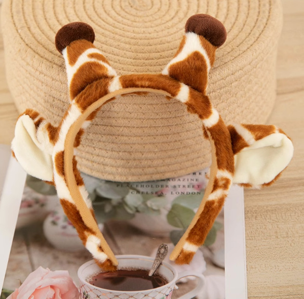 Plüss Tigris Farokkal és Mancsokkal — rekvizit színpadi előadásokhoz; PP gyapot töltés, 15–35 éveseknek