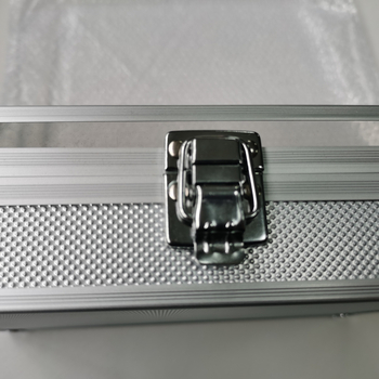 Aluminijski kut za prikaz satova s 12 pretinaca, otiskom logotipa i mogućnošću privatne marke