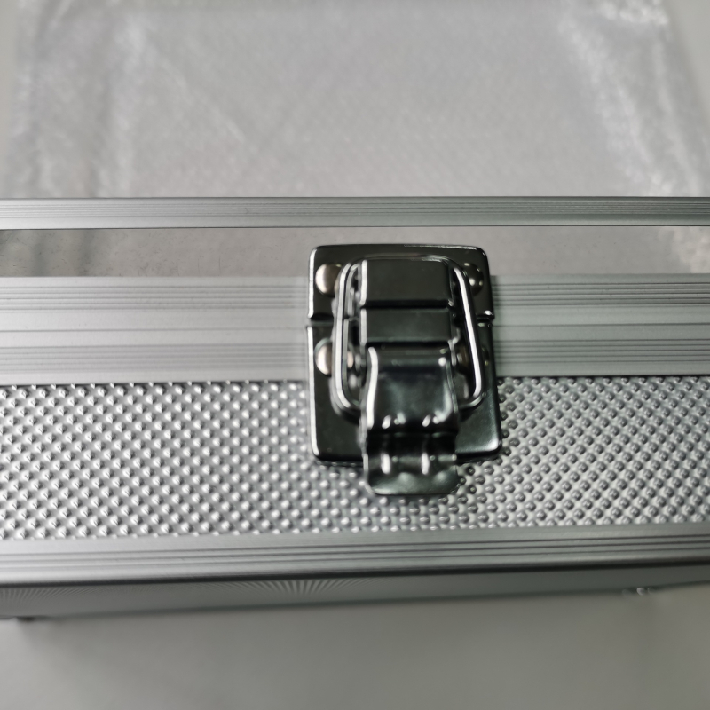 Aluminijski kut za prikaz satova s 12 pretinaca, otiskom logotipa i mogućnošću privatne marke