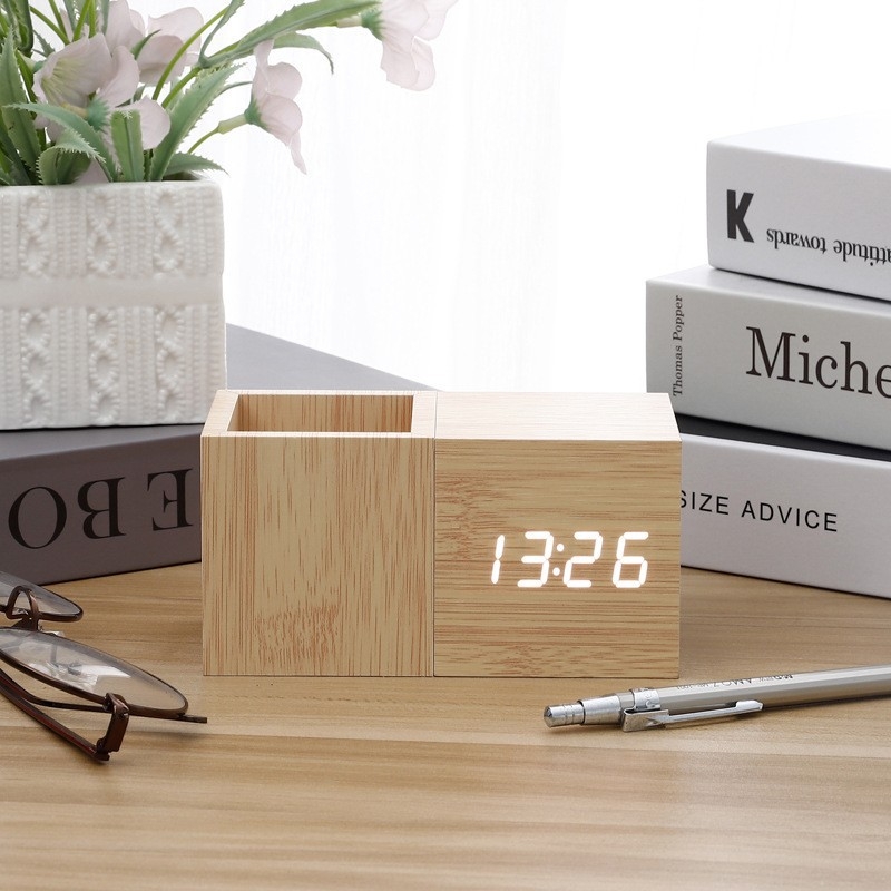 Ceas deșteptător cu afișaj LED, funcționare silențioasă, alimentat cu baterii, mecanism electronic, grosime de 15 mm sau mai mult.