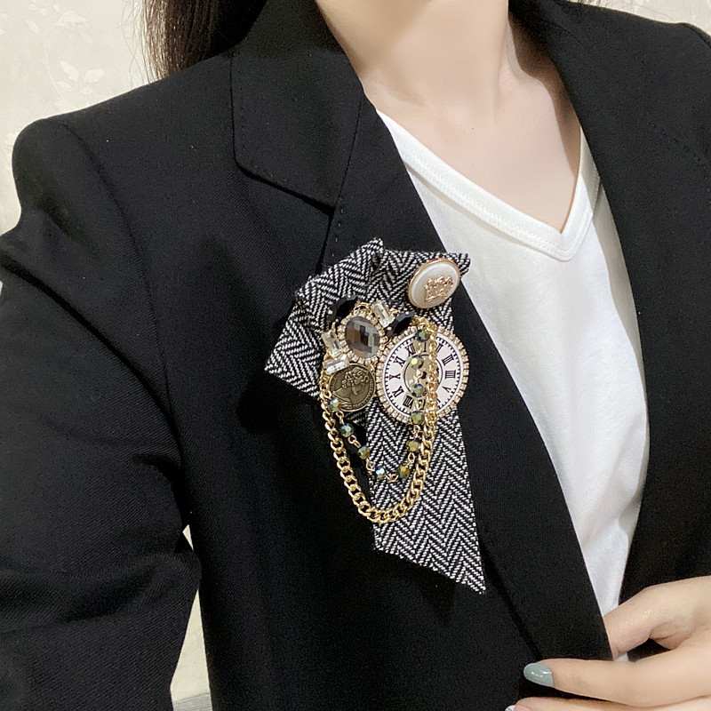 Broš s kristalnom mašnicom i geometrijskim motivom sata – miješani materijali, unisex modna dekoracija