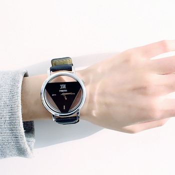 Candycat trokutasti kvarcni sat s dvostruko izrezanim cifernikom, analogni prikaz, imitacijska kožna narukvica, kućište od legure