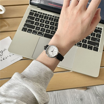 Sat za učenice i djevojke za gimnaziju i srednju školu, minimalistički šumski stil, kalendar i svjetsko vrijeme, kvarcni mehanizam, kućište od legure, narukvica od umjetne kože