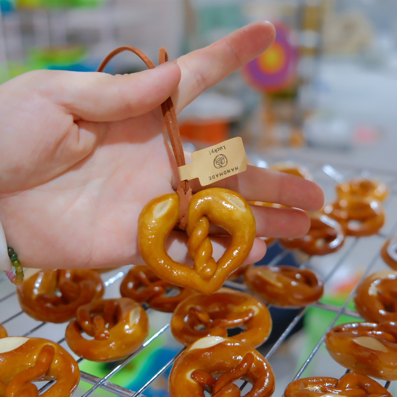 Autómedál (Anyag: magas gluténtartalmú liszt; Stílus: rajzfilm; Funkció: beltéri dekoráció; Testreszabás: nincs)