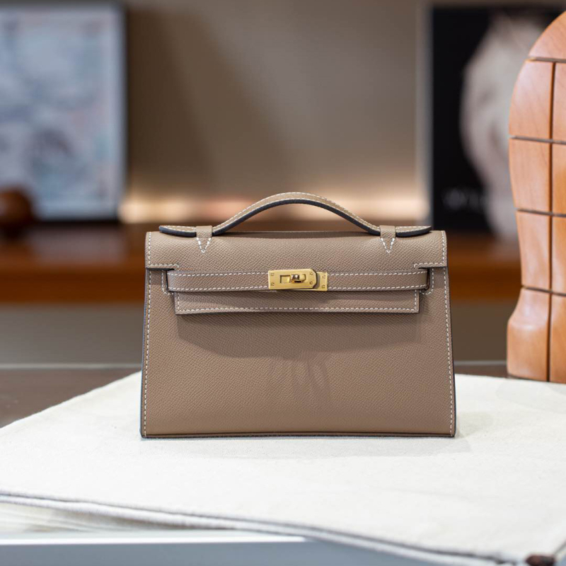 Kelly torbica s palmastim uzorkom od prave kože, horizontalnog oblika, zaključavanje na bravu, pretinac za mobitel