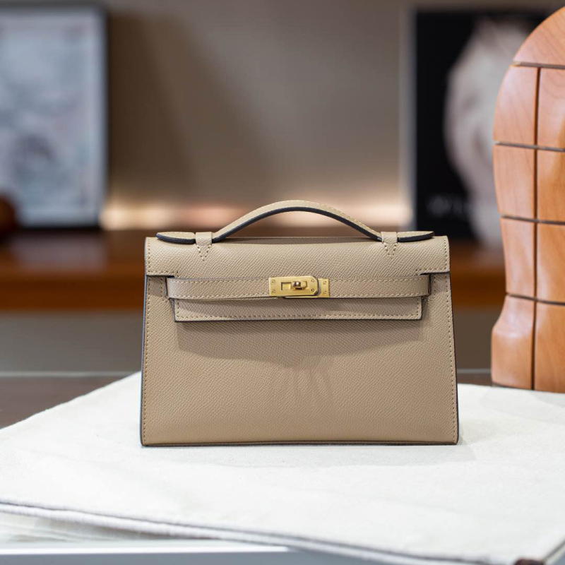 Kelly torbica s palmastim uzorkom od prave kože, horizontalnog oblika, zaključavanje na bravu, pretinac za mobitel