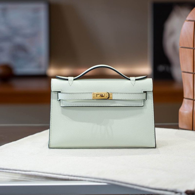 Kelly torbica s palmastim uzorkom od prave kože, horizontalnog oblika, zaključavanje na bravu, pretinac za mobitel