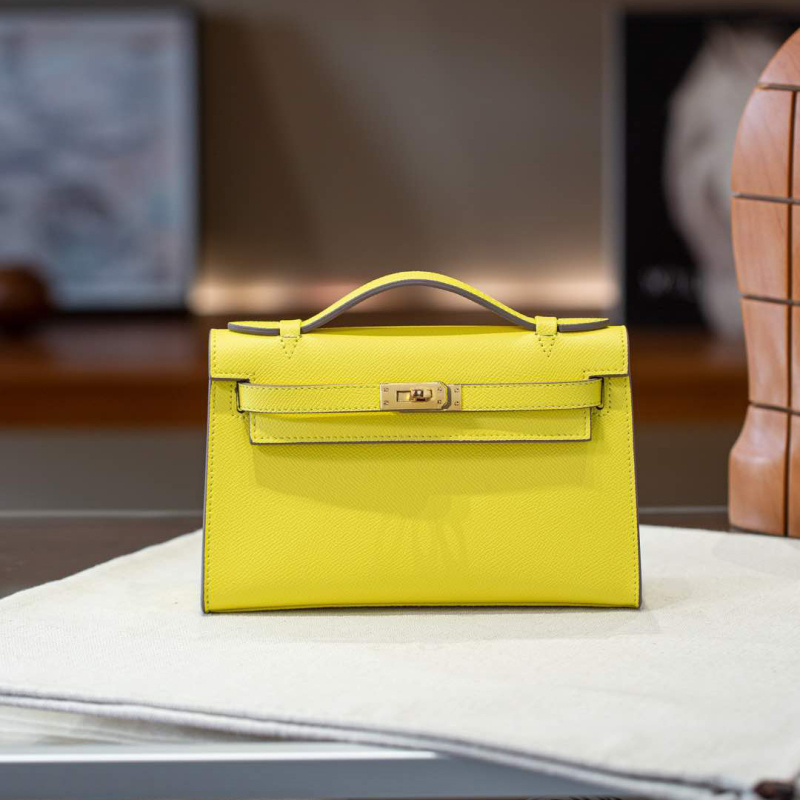 Kelly torbica s palmastim uzorkom od prave kože, horizontalnog oblika, zaključavanje na bravu, pretinac za mobitel