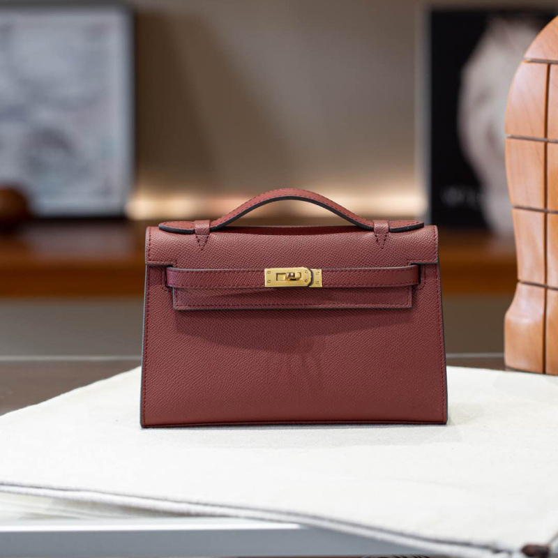 Kelly torbica s palmastim uzorkom od prave kože, horizontalnog oblika, zaključavanje na bravu, pretinac za mobitel