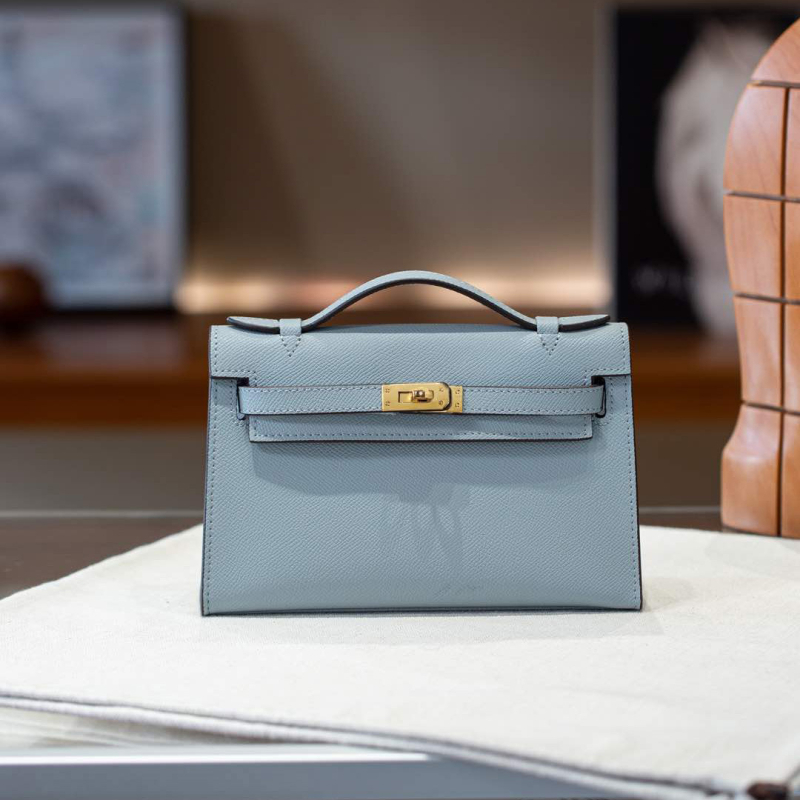 Kelly torbica s palmastim uzorkom od prave kože, horizontalnog oblika, zaključavanje na bravu, pretinac za mobitel