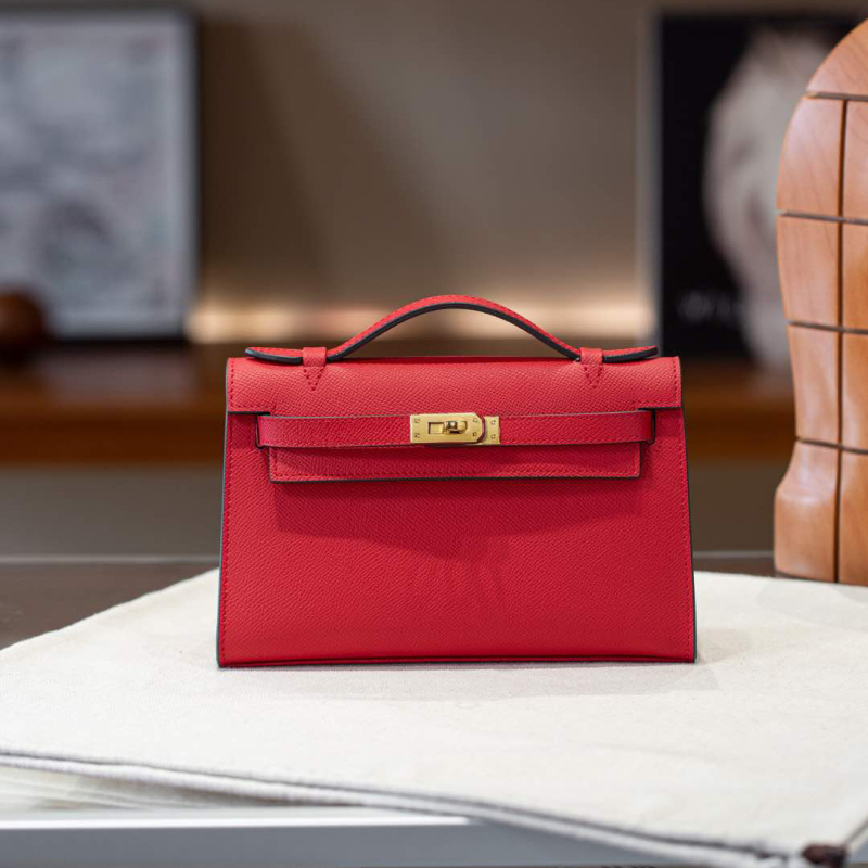 Kelly torbica s palmastim uzorkom od prave kože, horizontalnog oblika, zaključavanje na bravu, pretinac za mobitel