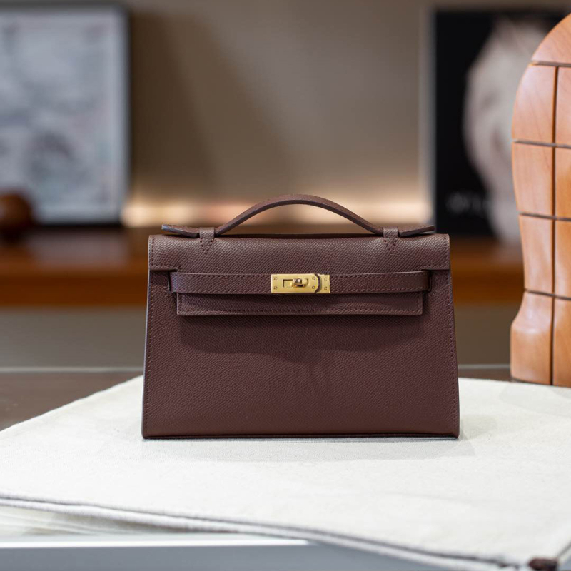 Kelly torbica s palmastim uzorkom od prave kože, horizontalnog oblika, zaključavanje na bravu, pretinac za mobitel