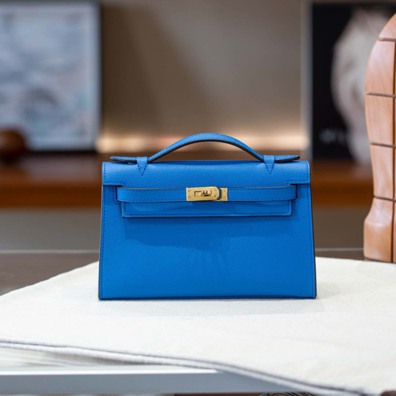 Kelly torbica s palmastim uzorkom od prave kože, horizontalnog oblika, zaključavanje na bravu, pretinac za mobitel