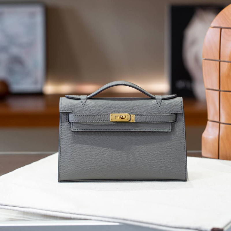 Kelly torbica s palmastim uzorkom od prave kože, horizontalnog oblika, zaključavanje na bravu, pretinac za mobitel