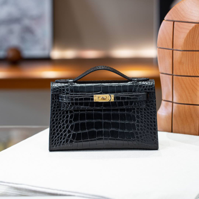 Kelly torbica s palmastim uzorkom od prave kože, horizontalnog oblika, zaključavanje na bravu, pretinac za mobitel