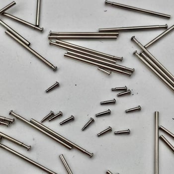 Componente din oțel inoxidabil pentru curea de ceas: tijă de conectare și șurub de prindere – Universal brand, Primăvară 2024