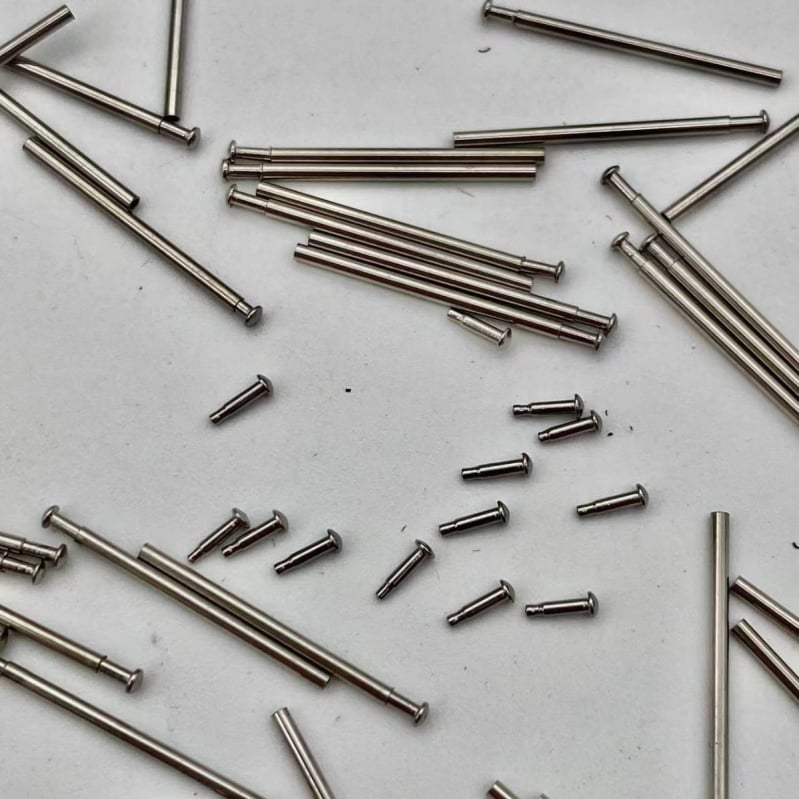 Componente din oțel inoxidabil pentru curea de ceas: tijă de conectare și șurub de prindere – Universal brand, Primăvară 2024