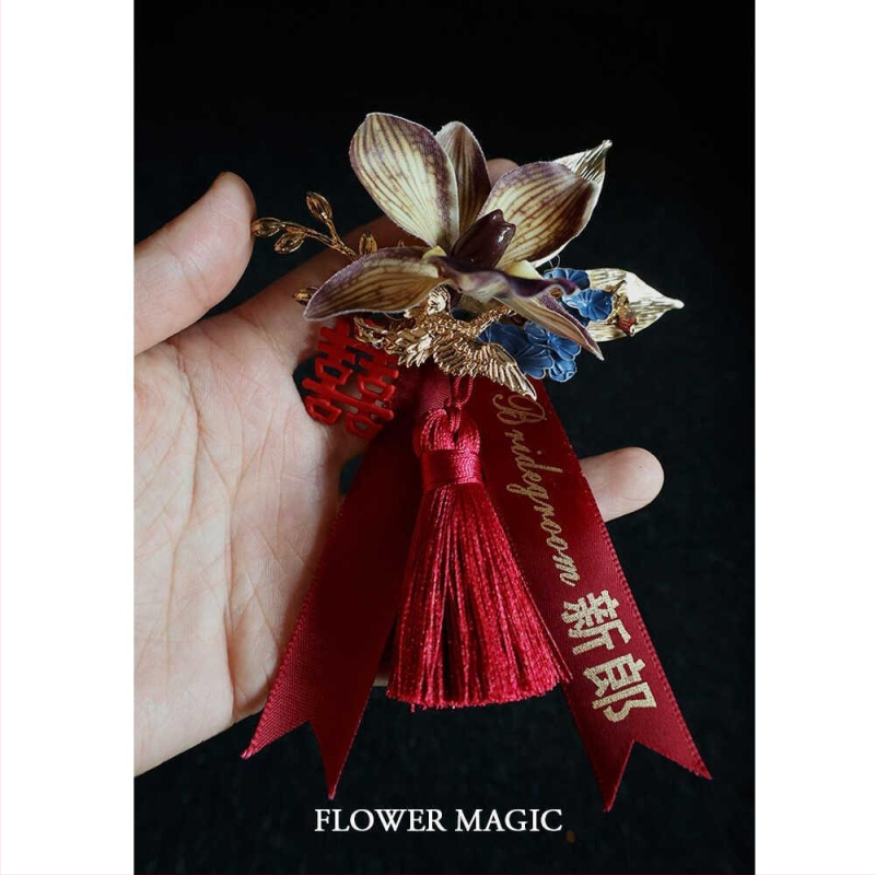 Roku darināts corsage ar Phalaenopsis orhideju – klasiskais ķīniešu stila, dvīņu laimes motīvs kāzām