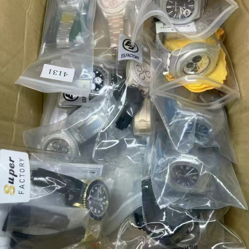 Mechanikus karóra • Zafír kristály, rozsdamentes acél tokkal, rozsdamentes acél szíjjal, férfi modell, 2022 ősszel bemutatva.