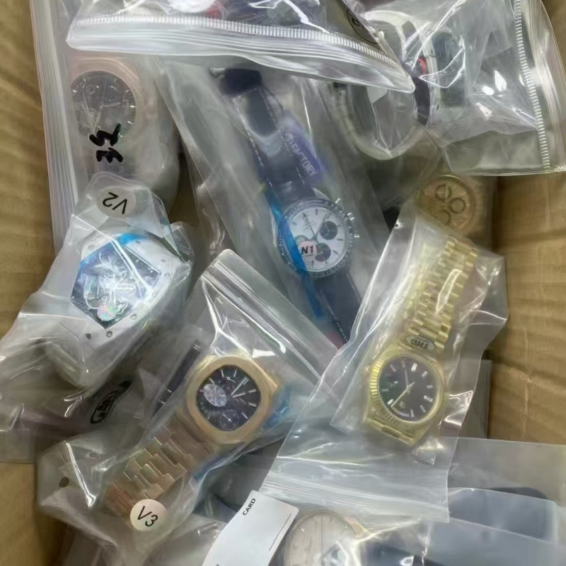 Mechanikus karóra • Zafír kristály, rozsdamentes acél tokkal, rozsdamentes acél szíjjal, férfi modell, 2022 ősszel bemutatva.